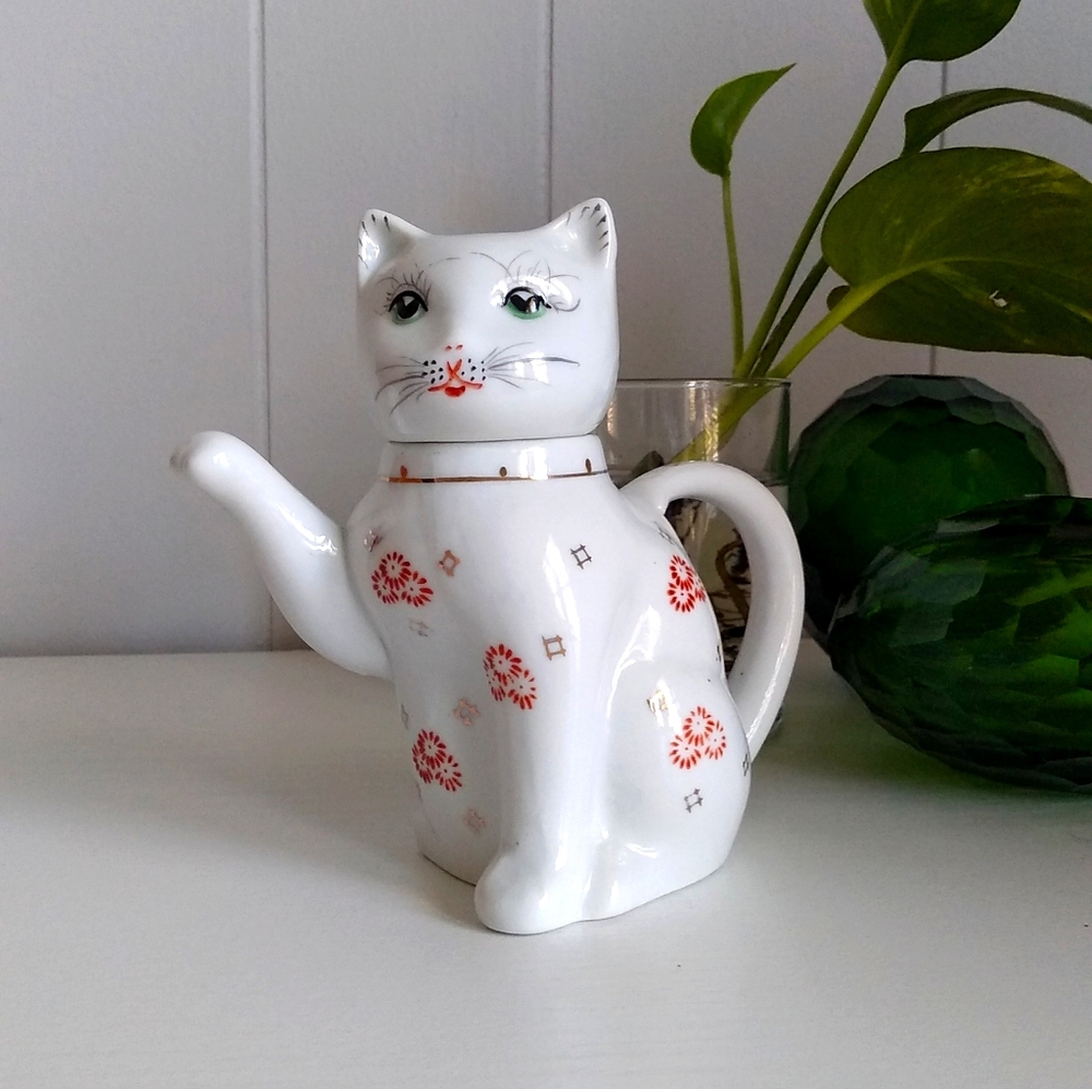 Vintage Maneki Neko lucky cat tea / creamer pot